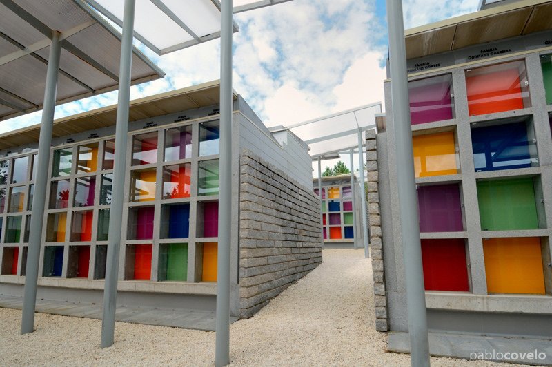 Galiciacoolmag's tweet image. Cementerio alegre y multicolor en Dumbría, A Coruña. galiciacoolmagazine.com/2017/04/11/cem…