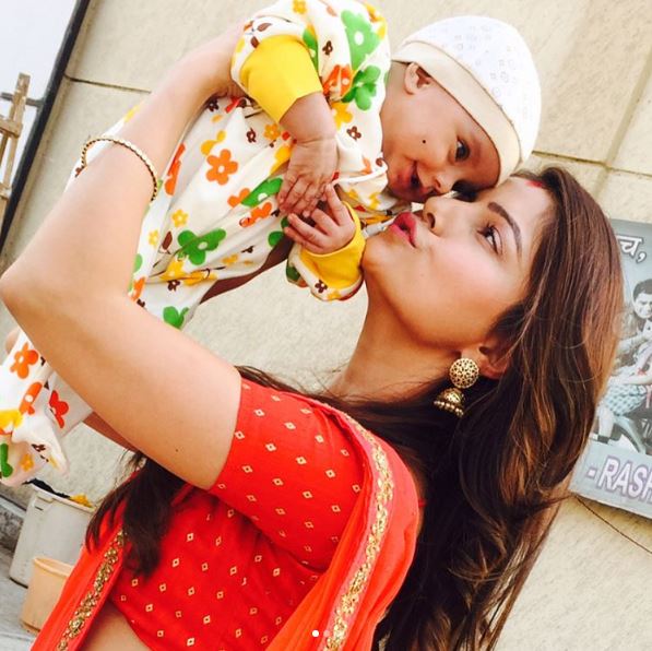 indiaforums's tweet photo. CUTENESS ALERT!!!😍
@RubiDilaik with the cute baby ❤️ https://t.co/42ASbuGNNB