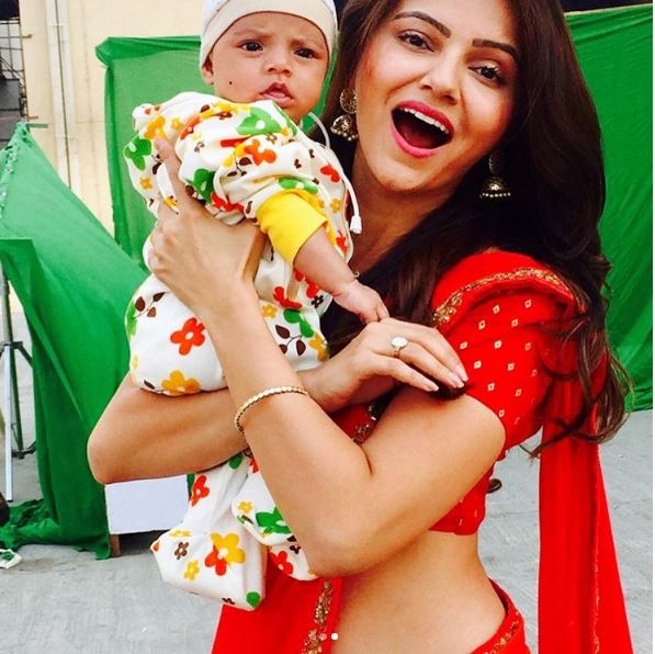 indiaforums's tweet photo. CUTENESS ALERT!!!😍
@RubiDilaik with the cute baby ❤️ https://t.co/42ASbuGNNB