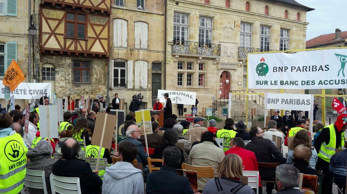 AnvCop21's tweet photo. Le procès de la #BNPCoupable c'est parti! @JLBonnafee3 réclame de délocaliser son procès aux Iles Caïman: il fait trop froid à Bar-le-Duc! https://t.co/CKuudZJIQN