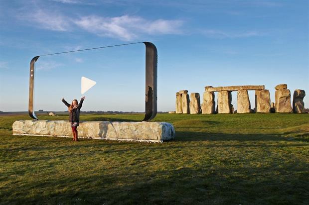 CampaignExpUK's tweet image. Samsung embarks on UK tour with giant smartphone ow.ly/iyno30aKJ2t @SamsungMobile @TaylorHerringUK #eventprofs #experiential