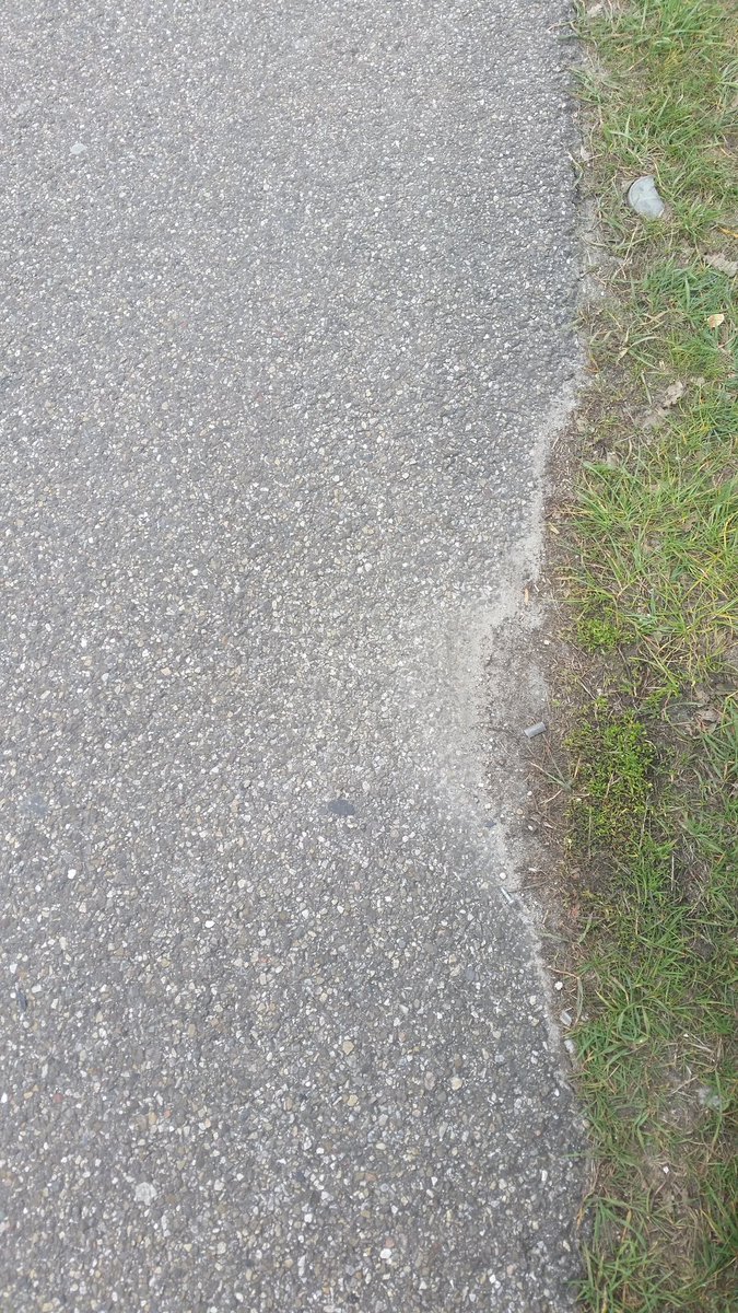 jiesnag's tweet photo. @ZwolleFietst Op de oprit van de Westenholterbrug heb ik veel last van dit #rafelrandjes . Je kunt dan  niet uiterst rechts fietsen @Gemeente_Zwolle https://t.co/pVhXGeAqnm