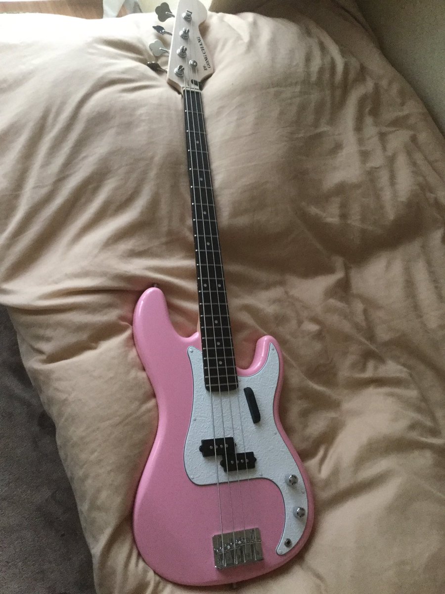𝕲𝖔𝖓𝖌 𝕮𝖍𝖆𝖓𝖌 A Twitter 結局 木目調ピックガード マッチングヘッド がしっくりこなくなったので壁紙 調の白にしてみた やっぱこんな感じの方がいい ヘッドもネック材と同じようなモノの上に転写シールでロゴを変更 カッコイイ 笑 で コンデンサを