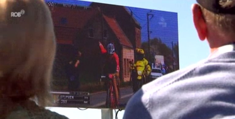 rob_televisie's tweet photo. [VIDEO] Fans @jasperstuyvenfa zakten met 5 volle bussen af naar #Bourghelles om @Jasperstuyven op de voet te volgen https://t.co/A8dcLBNk5x https://t.co/heFPSRfKia