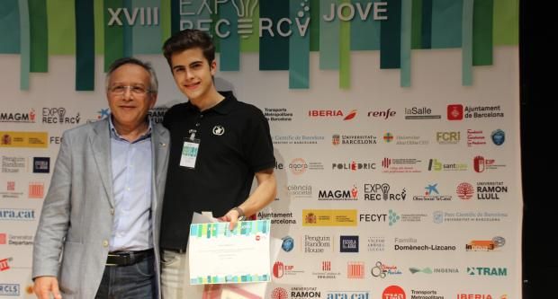 TMB_Barcelona's tweet photo. "Un estudiant basc obté el premi #TMBeduca en la 18a edició dels Exporecerca Jove” https://t.co/OdolYzDA0M https://t.co/W3ZfpRwROr