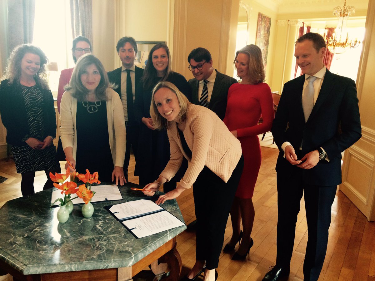 NLinBE's tweet image. @HollandHouseBxl  een Hollands dak voor NL activiteiten in Brussel. Ambassadeur Van den Heuvel en bestuur HH tekenen voor samenwerking.