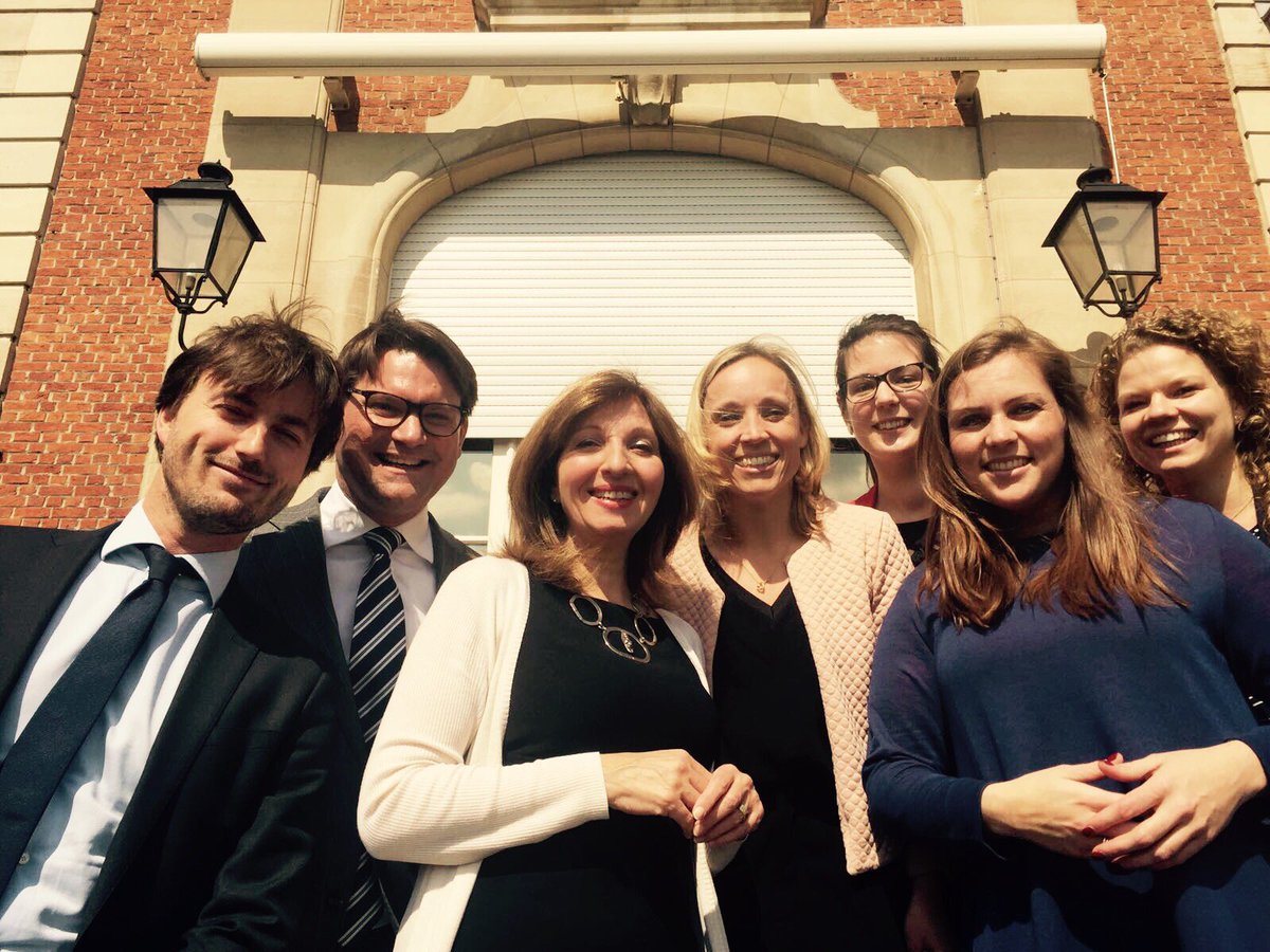 NLinBE's tweet image. @HollandHouseBxl  een Hollands dak voor NL activiteiten in Brussel. Ambassadeur Van den Heuvel en bestuur HH tekenen voor samenwerking.