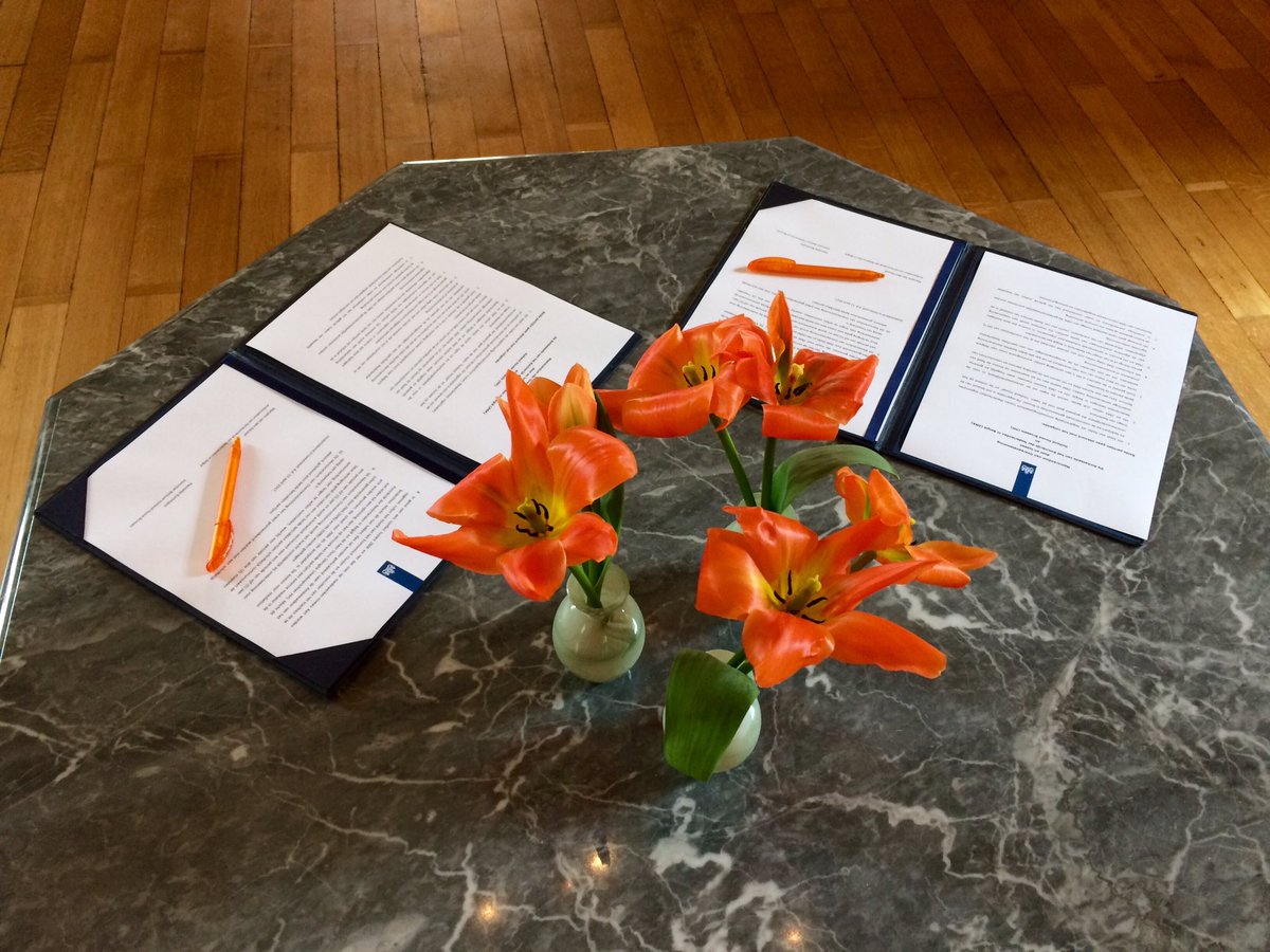 NLinBE's tweet image. @HollandHouseBxl  een Hollands dak voor NL activiteiten in Brussel. Ambassadeur Van den Heuvel en bestuur HH tekenen voor samenwerking.