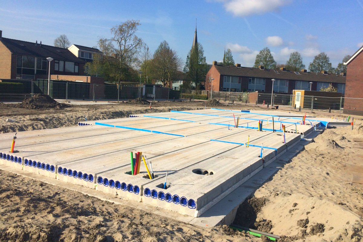 Boltongroep's tweet photo. De begane grondvloeren van @BoltonalaCarte project 'De Velden' te #Langeraar blok 1, 2 en 3 zijn gelegd. https://t.co/OstG3WyuOt