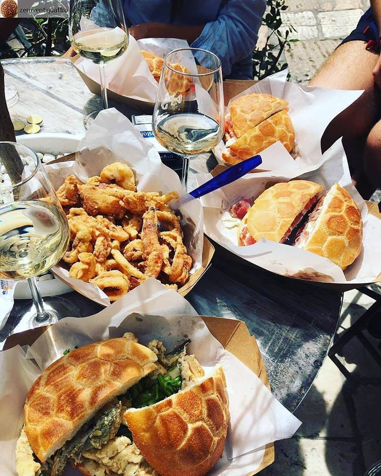 #Polignano a Mare, #Pescaria: frittura mista, panini di pesce, calice di vino bianco. 

#weareinpuglia #puglia Repost from @zeroventiquattro