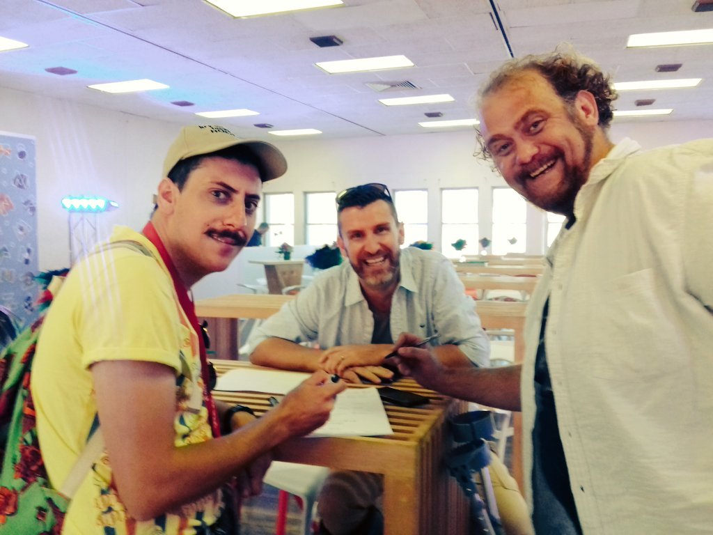 'n Vinnige vergadering van <a href="/meltsieb/">Melt Sieberhagen</a> <a href="/PierreBreytenb/">Pierre Breytenbach</a> en <a href="/schalkiebez/">Schalk Bezuidenhout</a> voor hul show @absa #Kuierkamer. Sorg dat jy 1700 hier is. #BeleefDit!