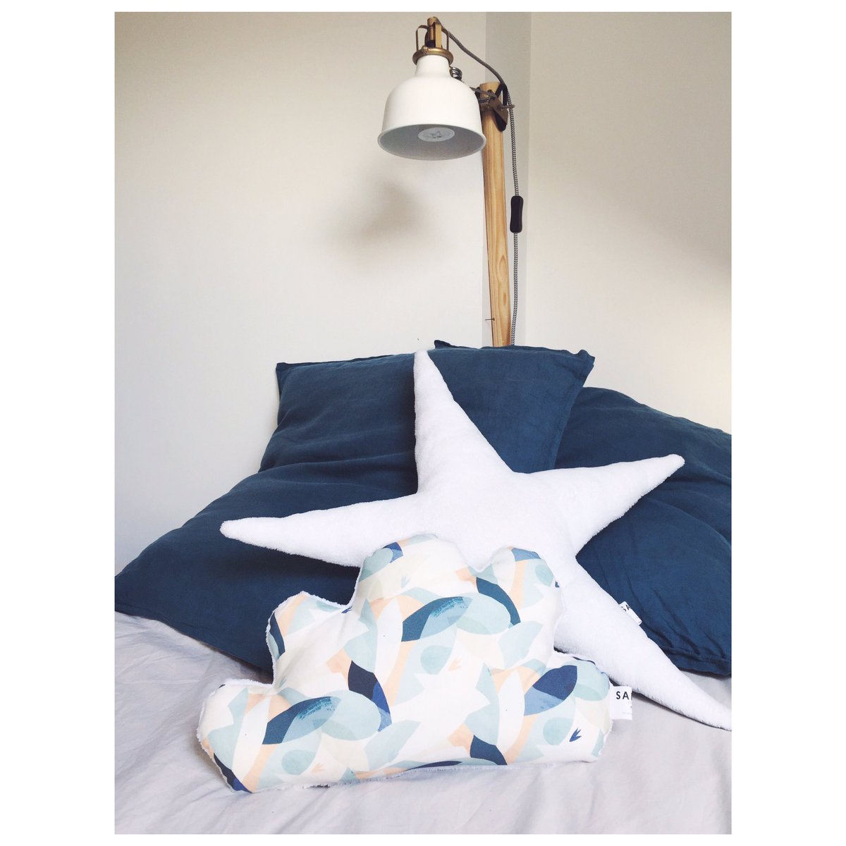 Un petit nouveau fait son entrée chez <a href="/Samogalerie/">SAMO Galerie</a> ! En même temps que la géniale et talentueuse <a href="/cedillee/">Cédille</a> qui nous a rejoint ! #nuage