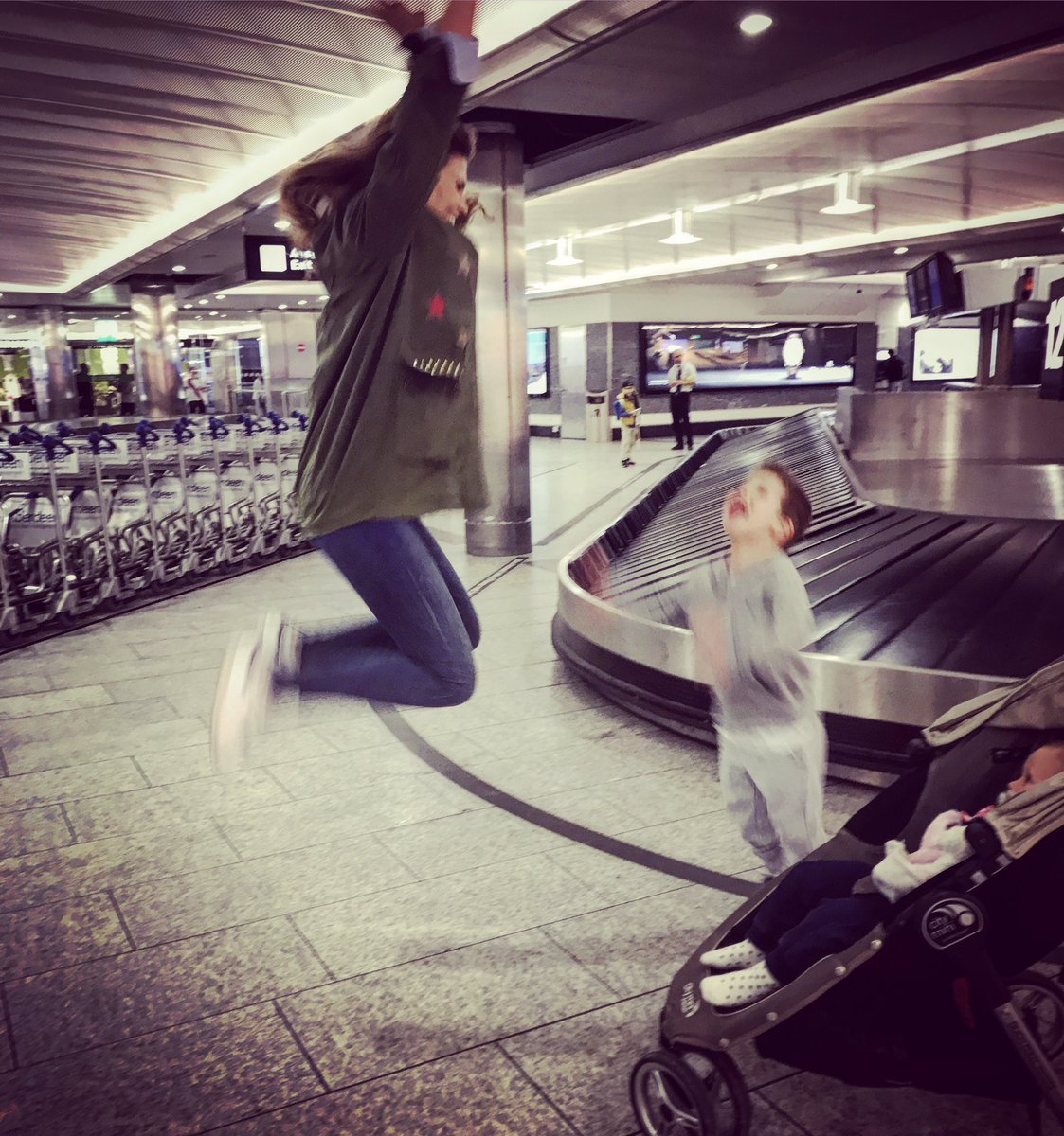 nataliekriz's tweet photo. Quick Trip to Switzerland!😉#HappyPesaj  פםח שמח# #Familia🙌🏻😍😘 https://t.co/VDKvGeHsyS