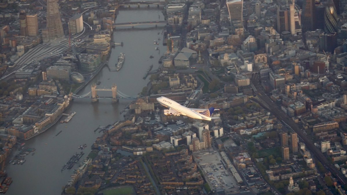 #AirToAir @united UA901 @BoeingAirplanes B747-422 fm @flySFO  @HeathrowAirport over @TowerBridge, @TowerOfLondon @shardview @TheShardLondon