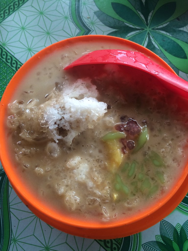 dayadomo's tweet photo. Laksa and cendol pulut for RM3!! Only in Merbok yaww! 😍 https://t.co/YyBHTKMiHn