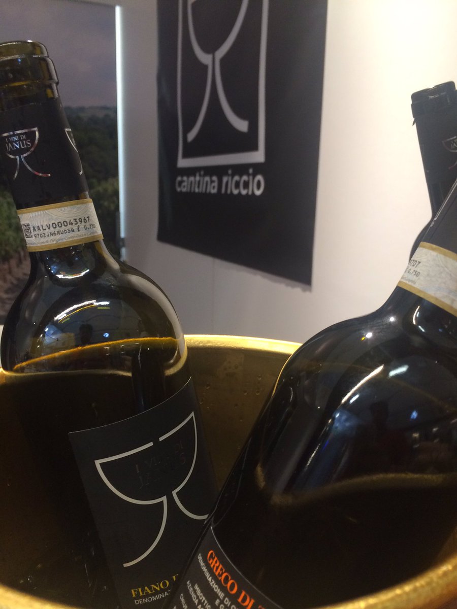 NonSoloBarolo's tweet photo. Un saluto da #Vinitaly2017 stand #cantinariccio #nonsolobarolo #wine #winelover #falanghina #fiano #greco #aglianico #taurasi https://t.co/y7kaB1MgTp