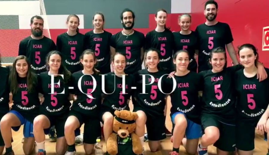 GIGANTESJunior's tweet photo. Un gran gesto: @ClubEstudiantes apoya a una compañera lesionada en el @Globasket (Vídeo) https://t.co/dDqscUqHDr https://t.co/IpDce0e7My