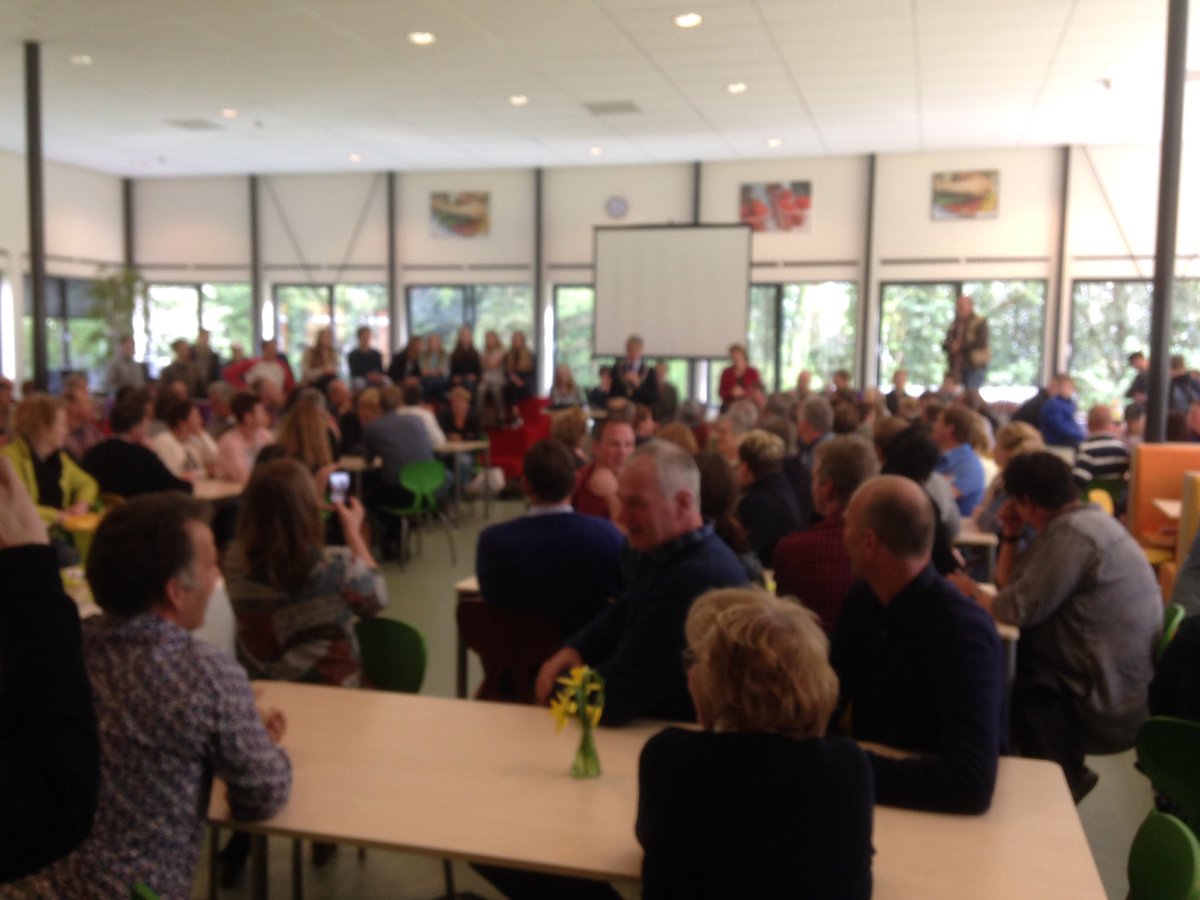 Met 200 Friese boeren aangekomen in Amersfoort. Warm welkom op lyceum #AmersfoortseBerg bij 60 jr jubileum #landbouwwerkweek.@rectorAB