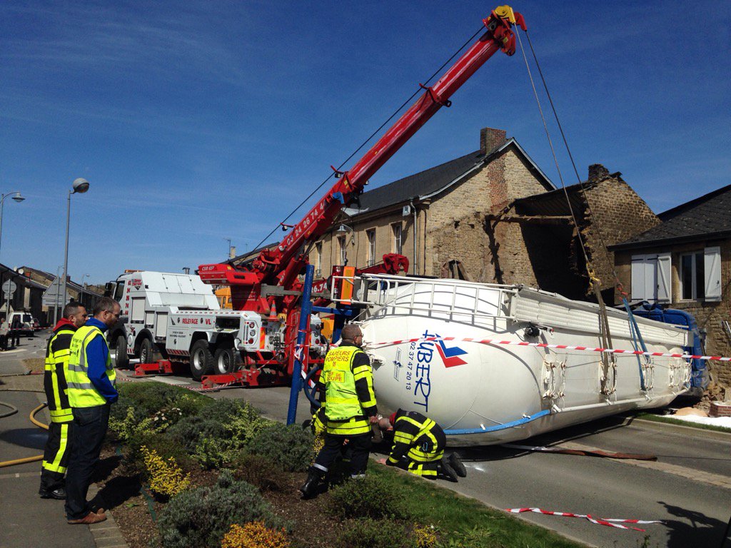 CorinneLange's tweet photo. #cliron La citerne préparée pour être relevée. Operation difficile @UnionArdennais https://t.co/e3ArwmQ79y