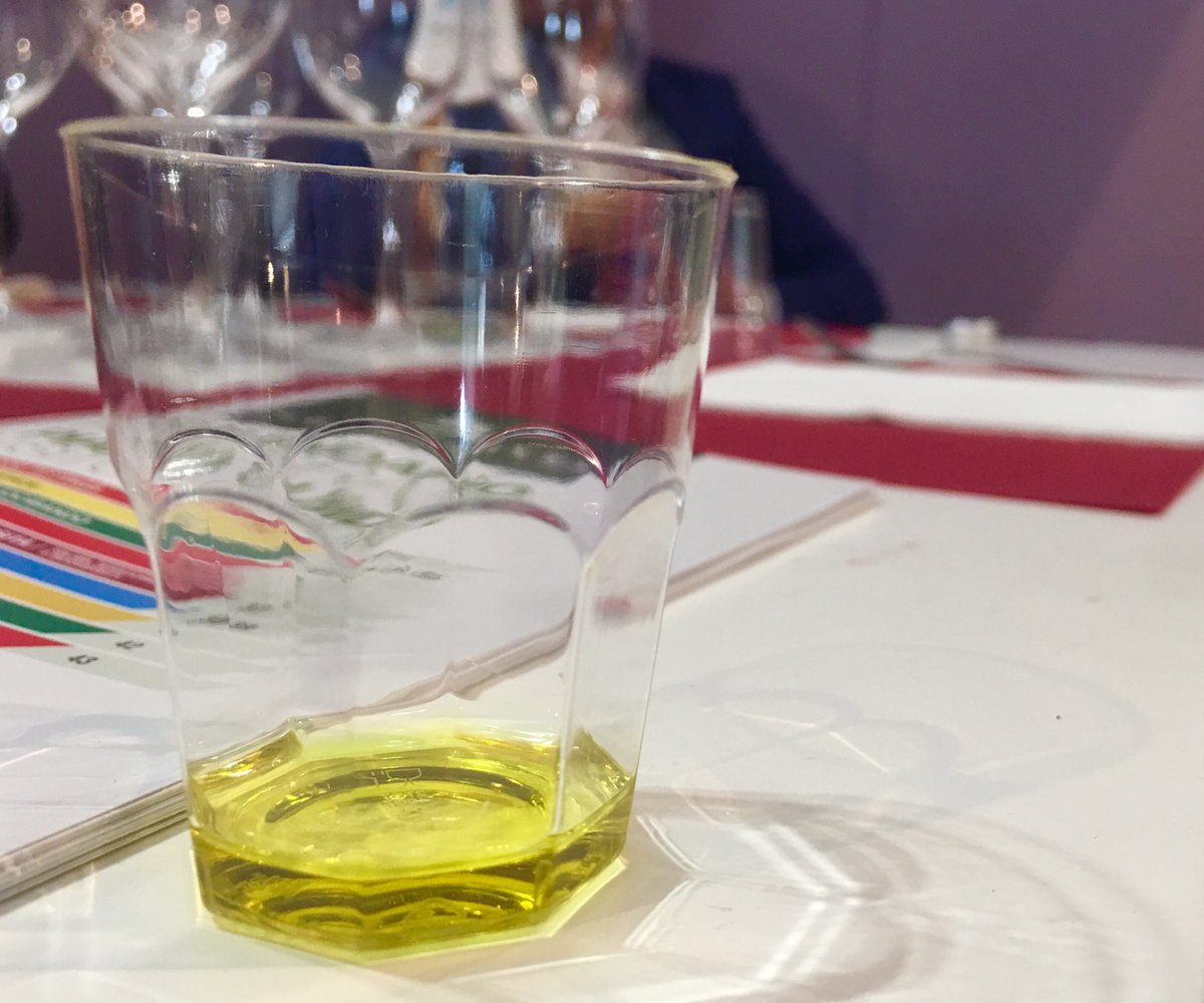 Rosso_Calabria's tweet photo. Al naso fruttato di olive verdi, con sentori di erba appena falciata e pomodoro. A Sol&amp;Agrifood l'Olio EVO Dop Lametia #Vinitaly2017 https://t.co/nW59zpxabe