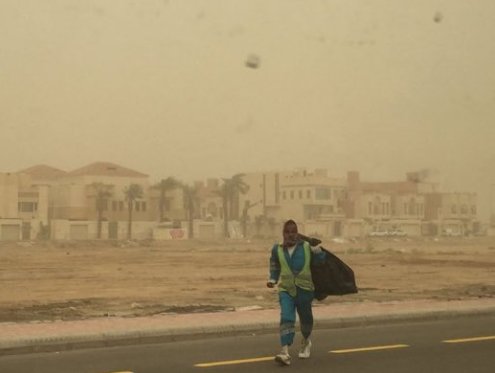 ArabiaWeatherSA's tweet photo. هم رجال المهام الصعبة، متواجدون دائماً تحت المطر، وفي #الغبار، وتحت الشمس الحارفة
نسأل الله يرفعهم قدرهم وأن يجزيهم خير الجزاء 
#غبار_جده https://t.co/EInLCezwkx
