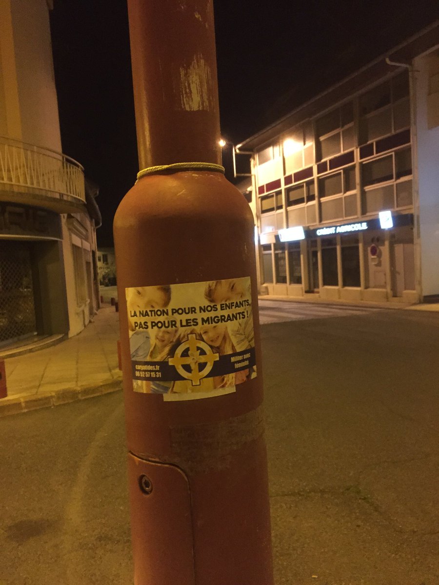 les_caryatides's tweet photo. #HautesPyrénées : #Autocollage nocturne #PNF et #Caryatides à #Lannemezan ! #PartiNationalisteFrançais #PNF65 #Militantisme @nationalistesfr https://t.co/DpM2yf1gaD