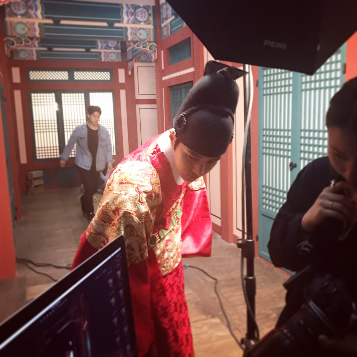 포스터 촬영 현장 속 울 배우들 미모 한번 보고가실게요~😘 #군주 #군주가면의주인 #유승호 #김소현 #엘 #윤소희 #MBC #드라마 #비주얼열일 #언제어디...