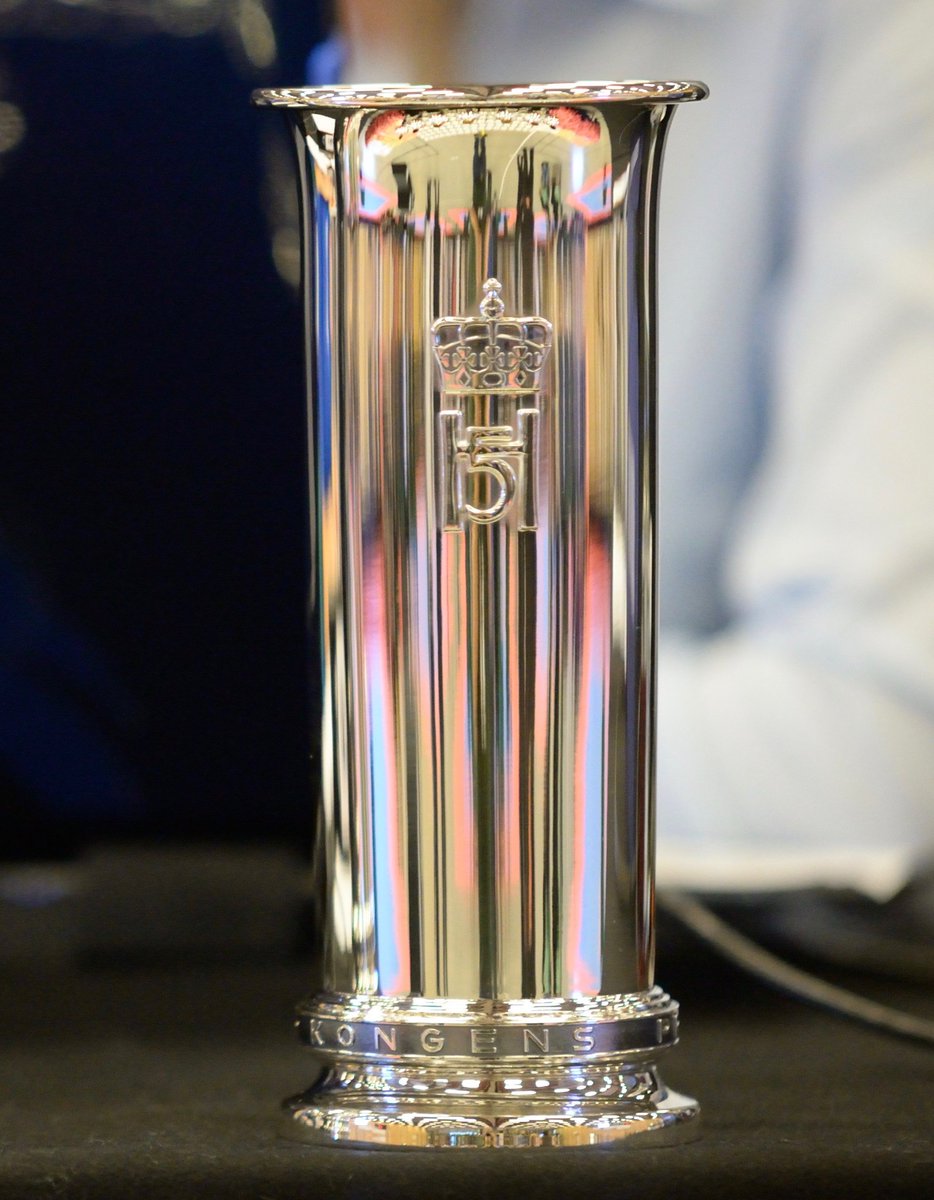 Ikveld kan det avgjøres og denne bli delt ut.  6. matchen mellom F-A og Oilers på @Tv2Zebra fra kl 18:30. #nmfinale6