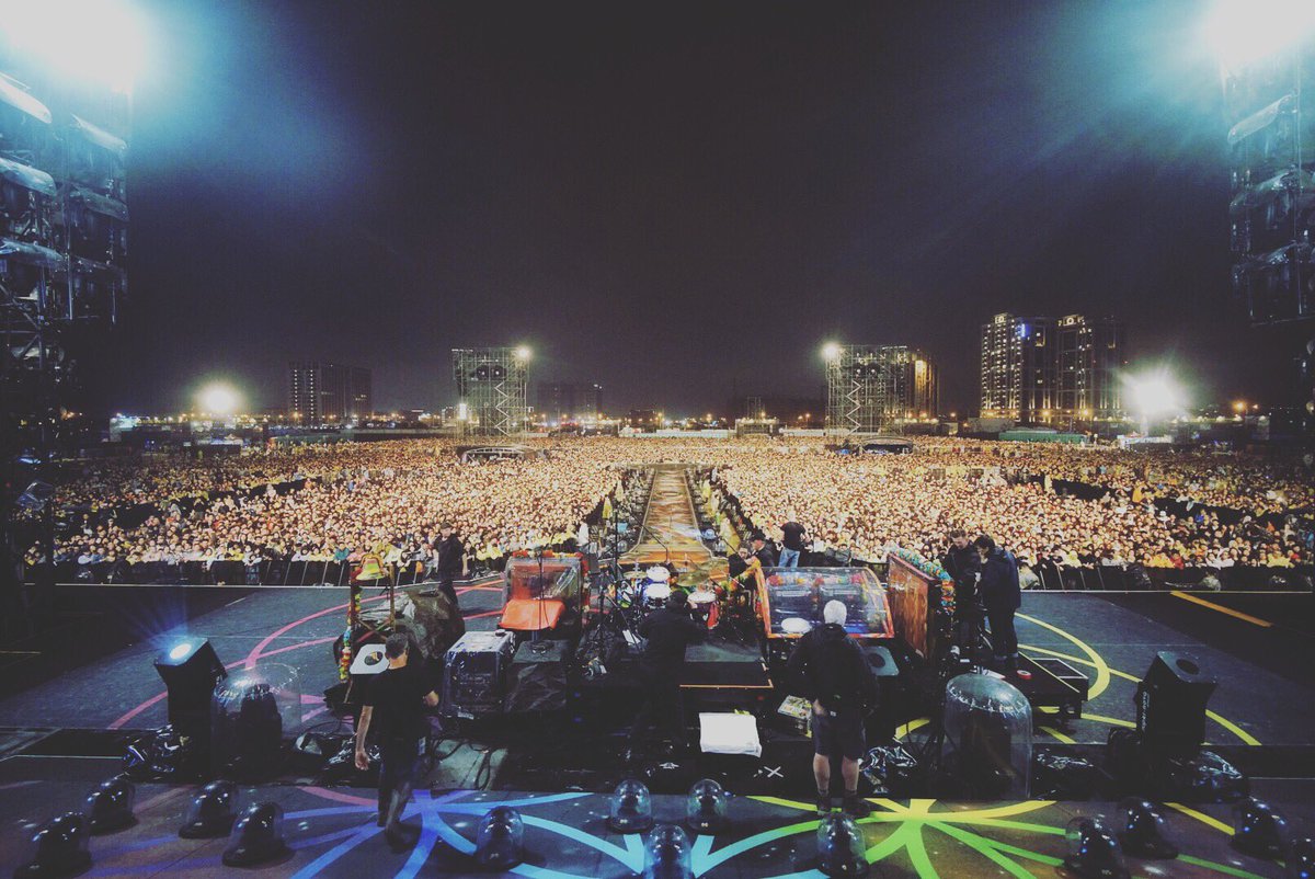 coldplay's tweet photo. Showtime in 15mins. There's a fair few folks out there.... R42 #ColdplayTaipei https://t.co/vEizWLVmte