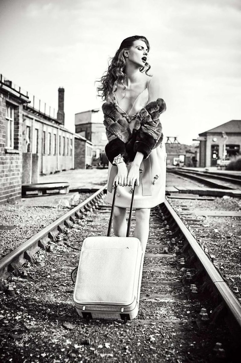 The_Dots_UK's tweet photo. Travelling somewhere this bank holiday? We can bet you look as glamorous as @sasa_jones styling >> https://t.co/DXDT8SrZHD https://t.co/LNQSZq9M5V