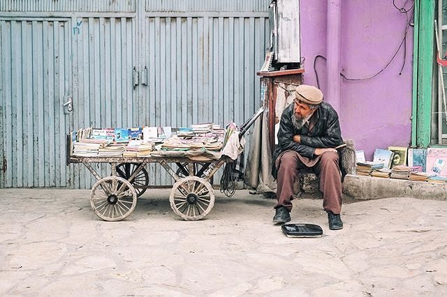 EverydayKabul's tweet photo. .
Mobile bookseller, #Kabul, #Afghanistan.
Photo by Habibullah Hayat - @afghanexplorer
#EverydayKabul
#EverydayA… https://t.co/VAS2ASZOG7 https://t.co/d61y627eKk