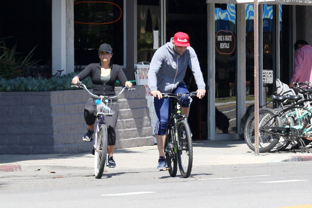 LovaticNice's tweet photo. On April 9: By Demi and Guilherme at a walk in Los Angeles https://t.co/cZlkGtPw8k