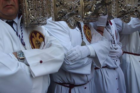 Quirosum's tweet photo. El sobre esfuerzo realizado por los hombres de trono puede acabar en dolor y lesiones. #SemanaSanta #Quiropractica Foto: Prendimiento https://t.co/tt1qWBc46r