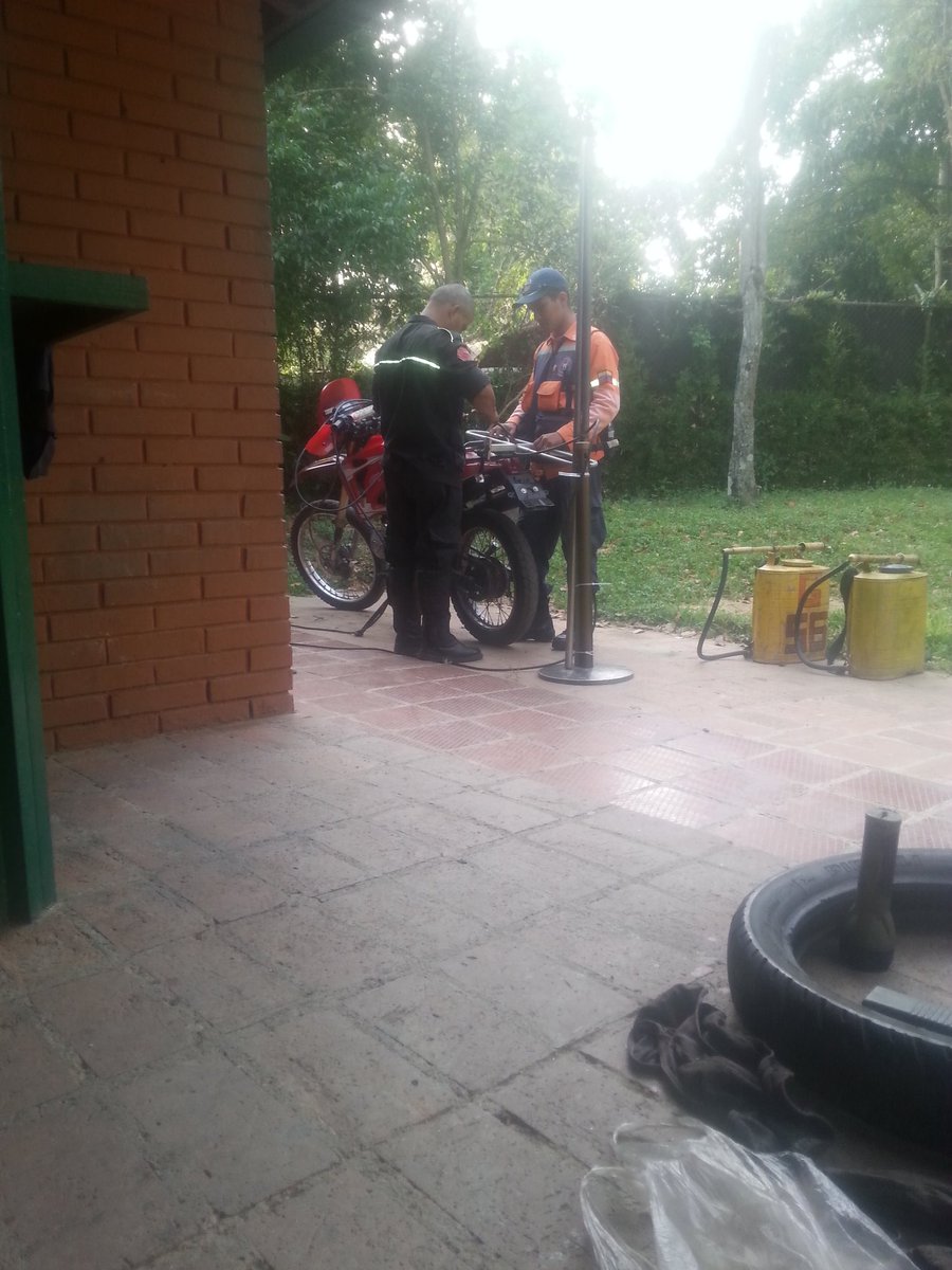 Personal de la agrupación guacaipuro 56 haciéndole mantenimiento a nuestro equipo de comunicación #semanasanta2017 <a href="/lacamer/">GRAL LARRY CARRERA</a> <a href="/VoluntarioxVzla/">Voluntarios por Venezuela</a>