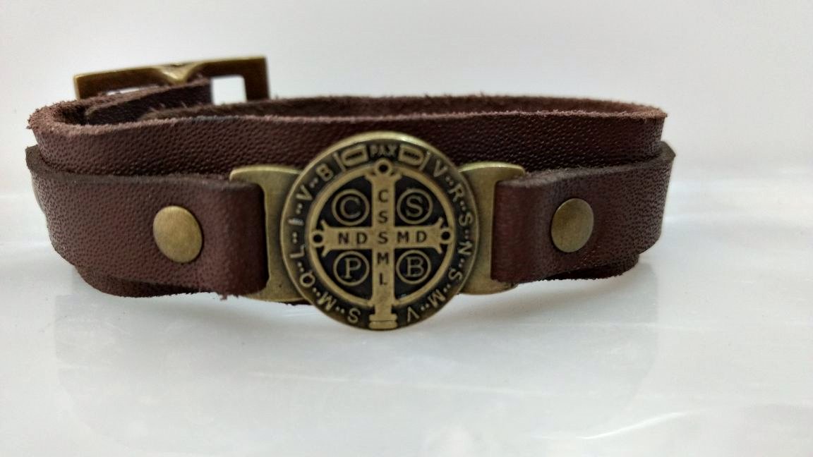 CatedralReligio's tweet photo. Pulseira de Couro com a oração de São Bento. Temos vários modelos...
.
☎️ Para maiores informações (32) 3215-3139
#PulseiradeCouroSãoBento https://t.co/IIuW6zFxxd