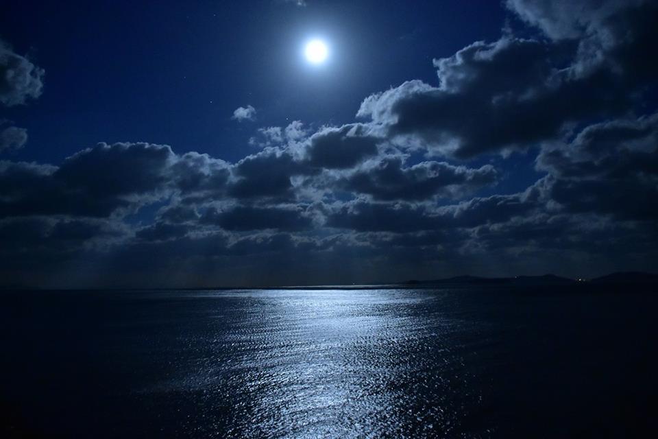 goto_72's tweet photo. 白い月

青い影

#海 #空 #癒し #満月  #五島列島 
#上五島フォトクラブ
#プロコルハルム https://t.co/rKsXYi4uuT