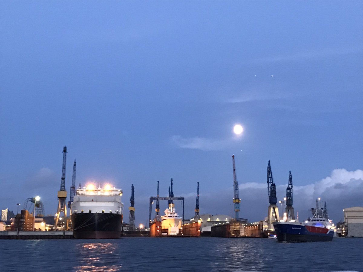 JoseSuarez's tweet photo. Esperando a #Maqroll y al #TrampSteamer en el puerto de #Hamburgo #Hamburg https://t.co/48GXKqK27j