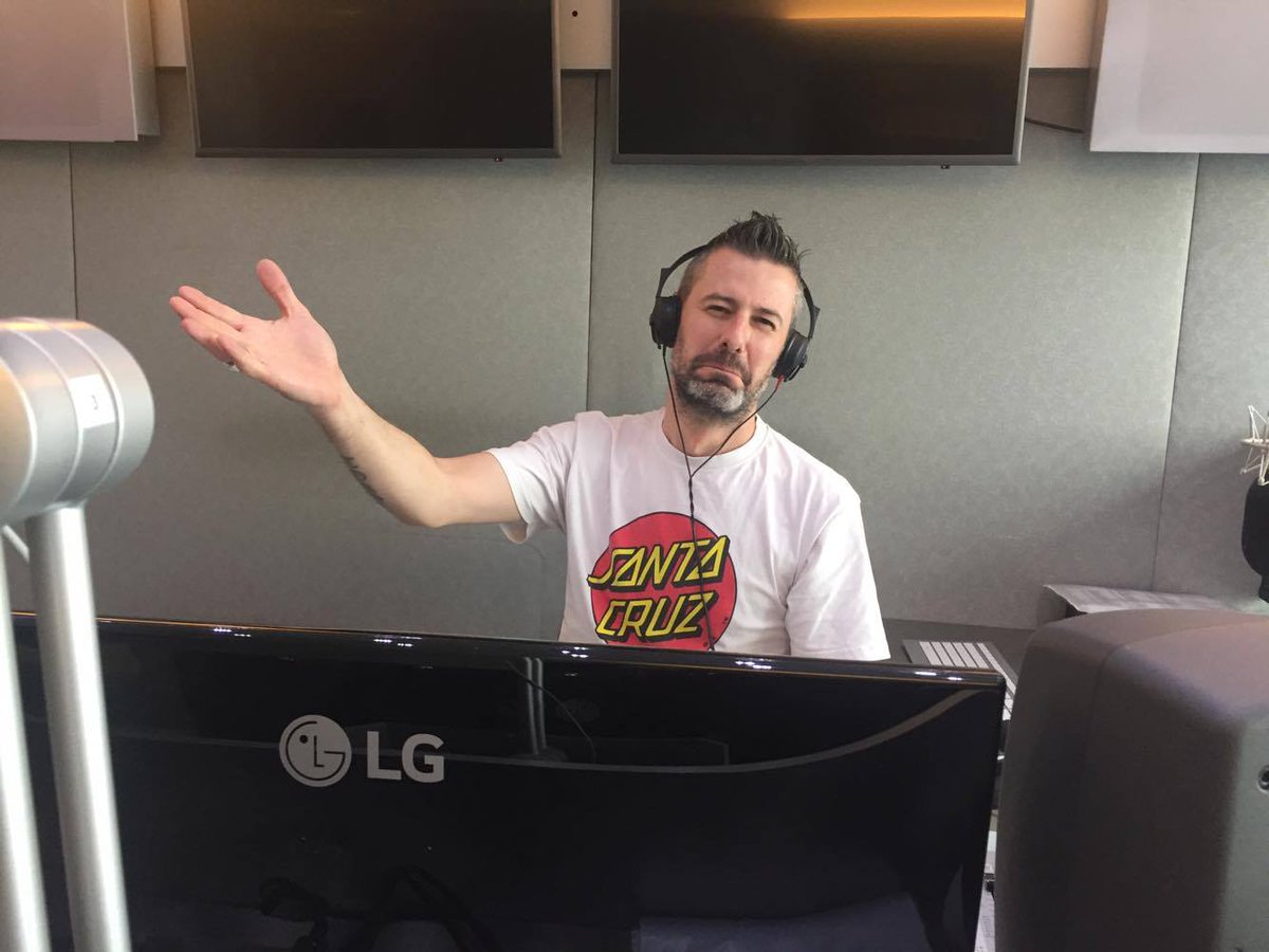RevolverShow's tweet photo. Danzanti e perplessi #onair su @VirginRadioIT fino alle 16! @VIRGINRINGO @TokyDJ e @thomasdamiani che però se ne va! #Revolver #StayRock https://t.co/Q6VgWdMwoM