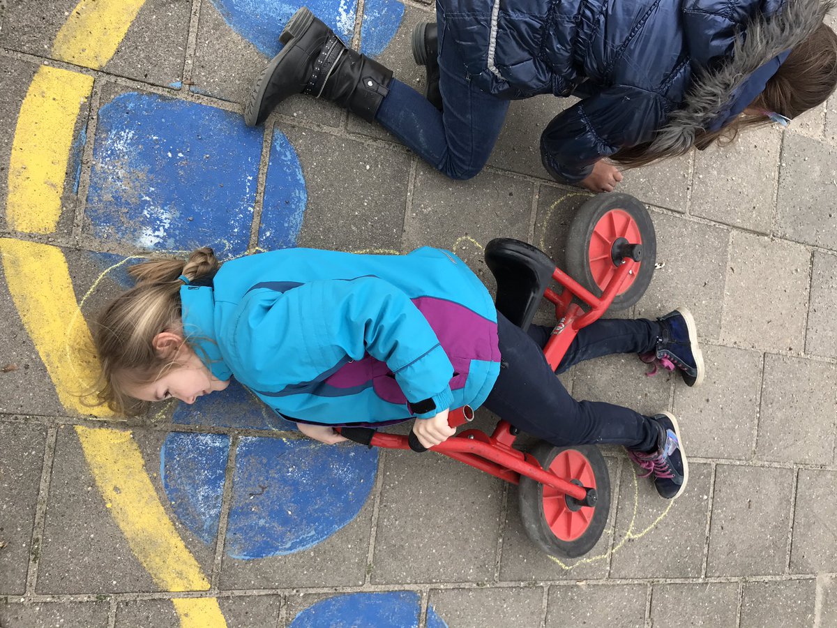 MartineK_24's tweet photo. #Creativiteit met #stoepkrijt #buitenlesdag #omtrek https://t.co/OsAn31dvw9