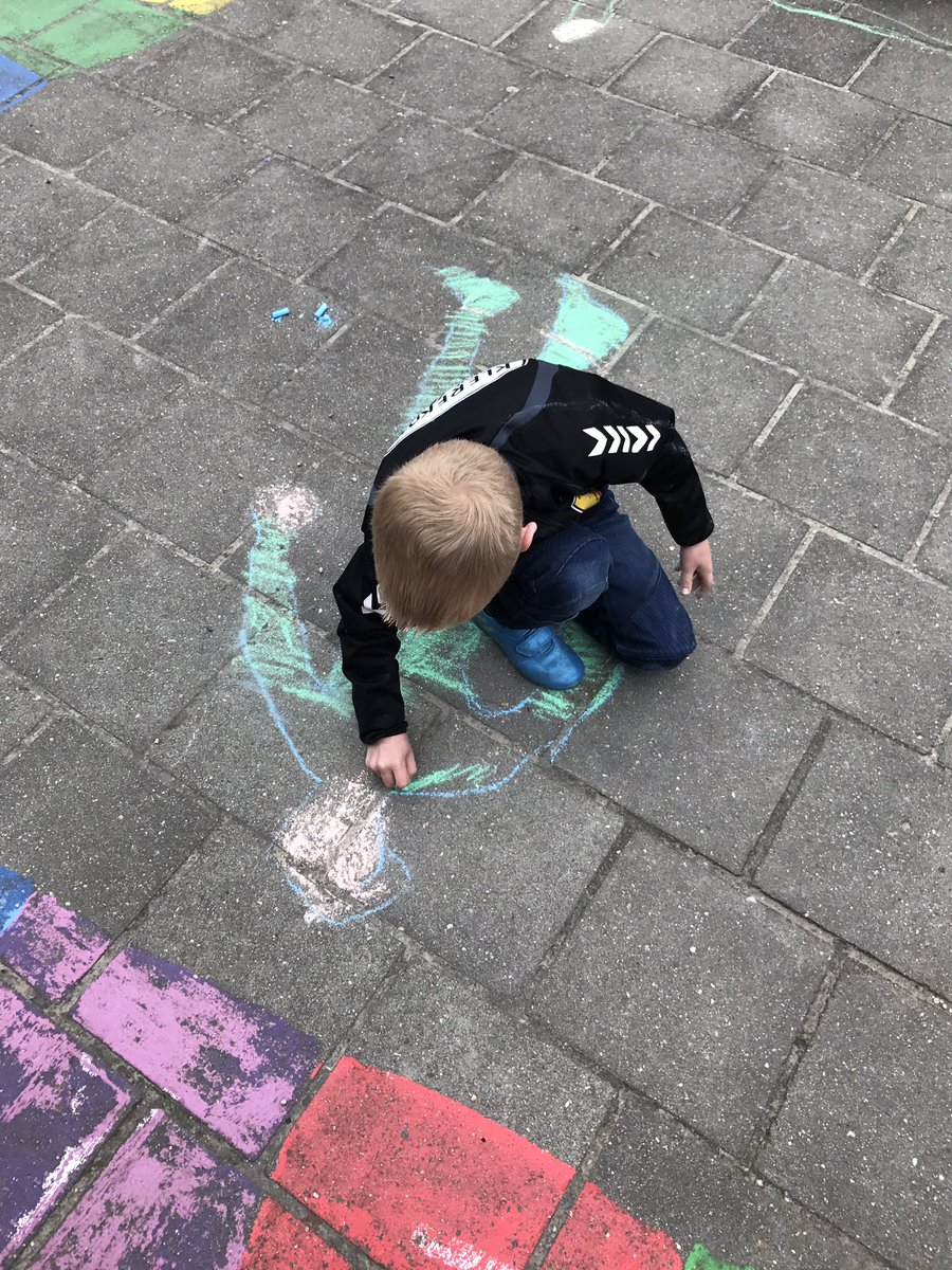 MartineK_24's tweet photo. #Creativiteit met #stoepkrijt #buitenlesdag #omtrek https://t.co/OsAn31dvw9