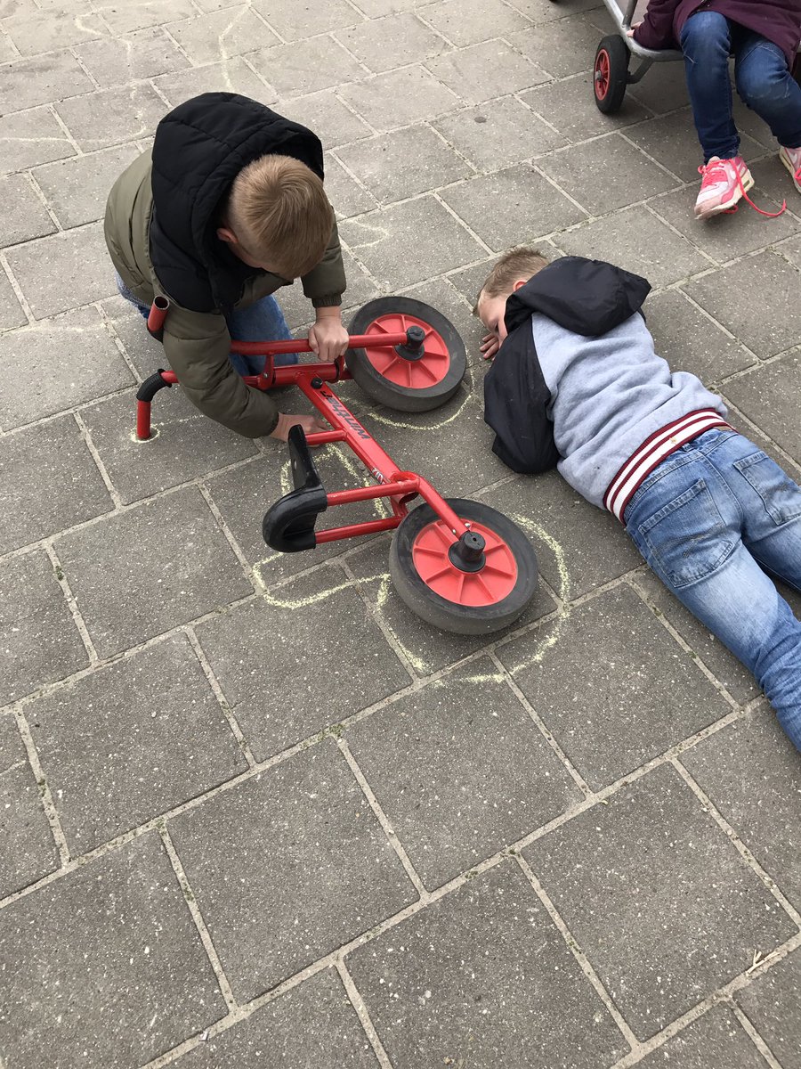 MartineK_24's tweet photo. #Creativiteit met #stoepkrijt #buitenlesdag #omtrek https://t.co/OsAn31dvw9