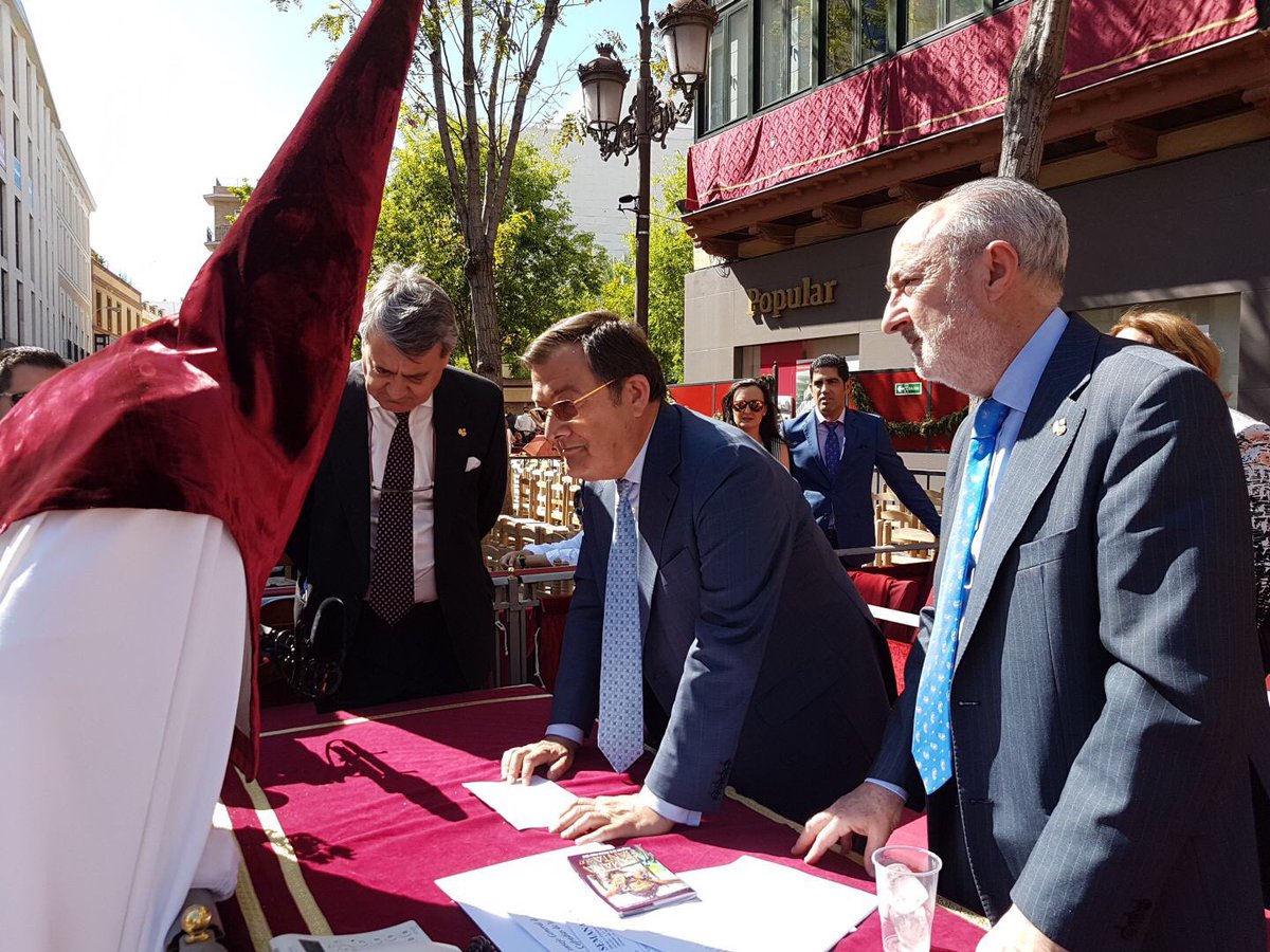 ArtesacroT's tweet photo. .@DoloresdelCerro Concedida la venia en la plaza de la Campana #SSantaSevilla17 #cerro2017 📷 @svq1964 https://t.co/Kp9v379eRr