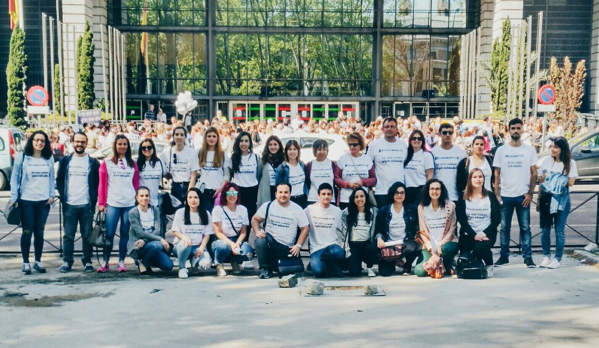 CGEnfermeria's tweet photo. La adjudicación de plazas se convierte en una concentración por el #ReconocimientoEIR @reconocEIR @sanidadgob
https://t.co/8AHayCXBaX https://t.co/GTBhgTMBkP