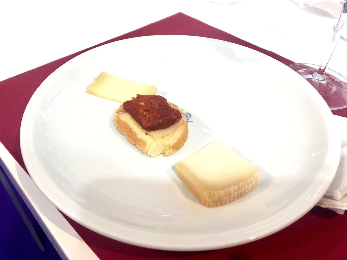 Rosso_Calabria's tweet photo. Origini antiche e sapori inconfondibili: la #Calabria porta a Sol&amp;Agrifood pecorino di Monte Poro crostoni con lardo di suino nero e nduja https://t.co/ewVHG5CASa