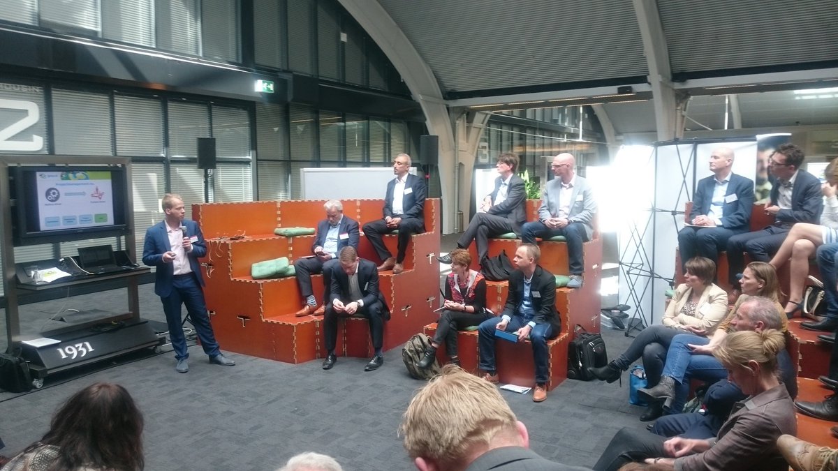 YoungCrewNL's tweet photo. De workshop 'future proof projectmanager' van de Young Crew ism @IPMAHO wordt (mede) geleid door onze eigen @Jordy__A #pmparade https://t.co/sqqOju0bhA