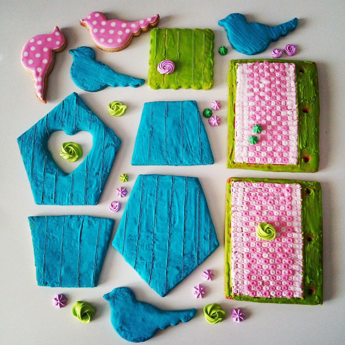 CUPdeCUPCAKES's tweet photo. Ya estamos en #pascua.....Comenzamos el montaje!!..:) #cookies #galletasdecoradas #glasareal #housebird https://t.co/VhgGtaynNj
