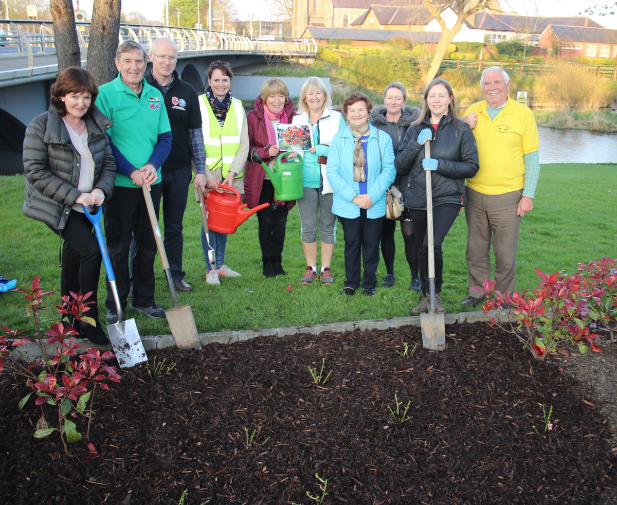 TTNewbridge's tweet photo. #Newbridge #BadLippspringe #Twinning planting 8 beautiful #Roses #KesseLippe in #LiffeyLinearPark celebrating 20 yrs of successful Twinning https://t.co/RsetXlWIWe