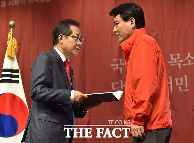 억지로 받는 강원도 선대위원장 임명장을 받는 김진태의원의 표정을 보니 마음이 찢어질듯 아프다.그리고 억지로 임명장을 주는 홍준표의 거만한 모습을 보니 그 치욕또한 컸을것이다.힘내시라 김진태.