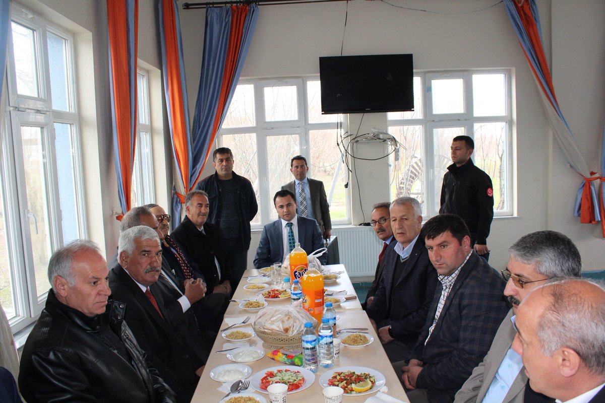 Bulank_Kymklk's tweet photo. Sn. Kaymakam İlçemizi ziyaret eden Muş Eski Milletvekili Sn. Erkan KEMALOĞLU  ile Öğlen Yemeğinde bir araya geldiler.https://t.co/6xU4Avx65k https://t.co/F6eTkBZYwg