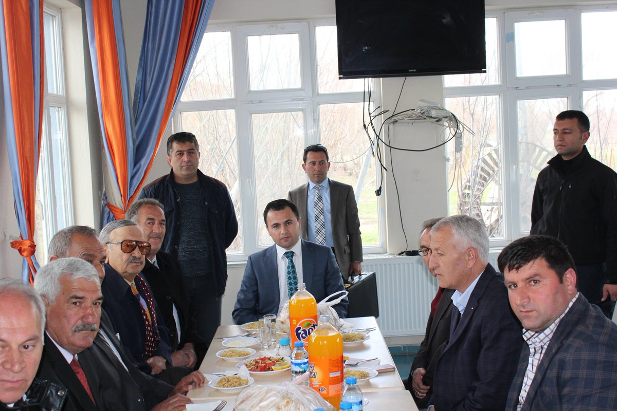 Bulank_Kymklk's tweet photo. Sn. Kaymakam İlçemizi ziyaret eden Muş Eski Milletvekili Sn. Erkan KEMALOĞLU  ile Öğlen Yemeğinde bir araya geldiler.https://t.co/6xU4Avx65k https://t.co/F6eTkBZYwg